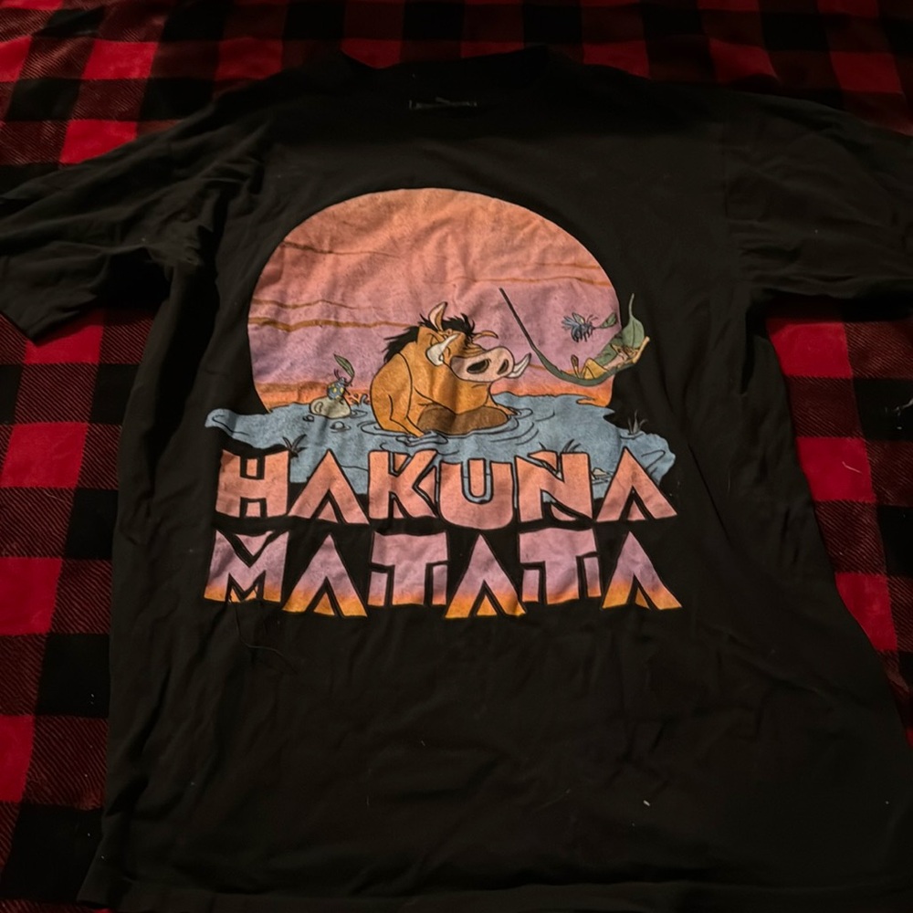 Women’s the lion king Hakuna matata tee shirt